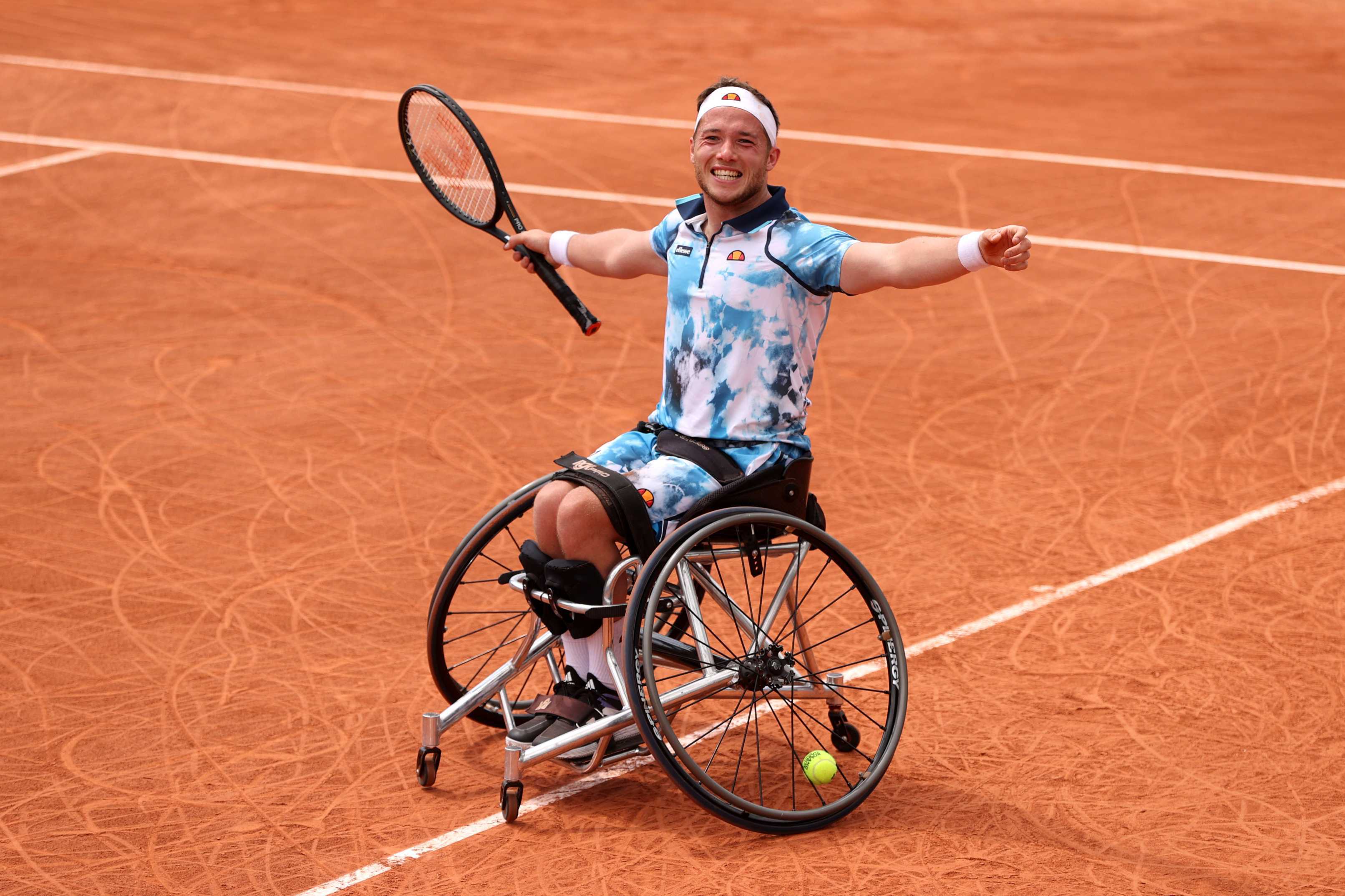 Alfie Hewett celebrates winning the 2021 French Open singles title