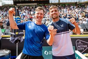 Lloyd Glasspool and Harri Heliovaara celebrate winning the title in Hamburg