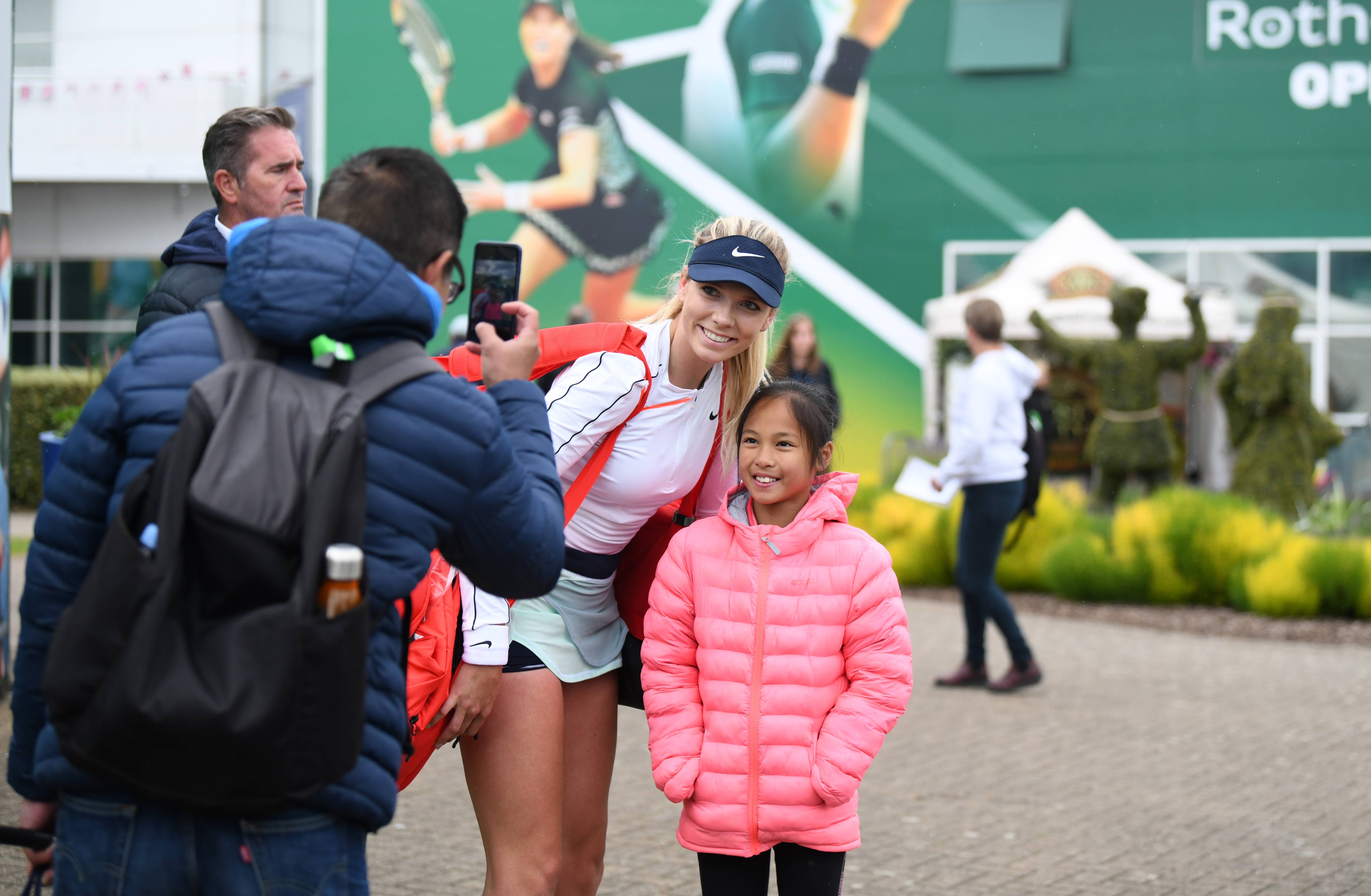 2022-Katie-Boulter-Rothesay-Open-fans.jpg