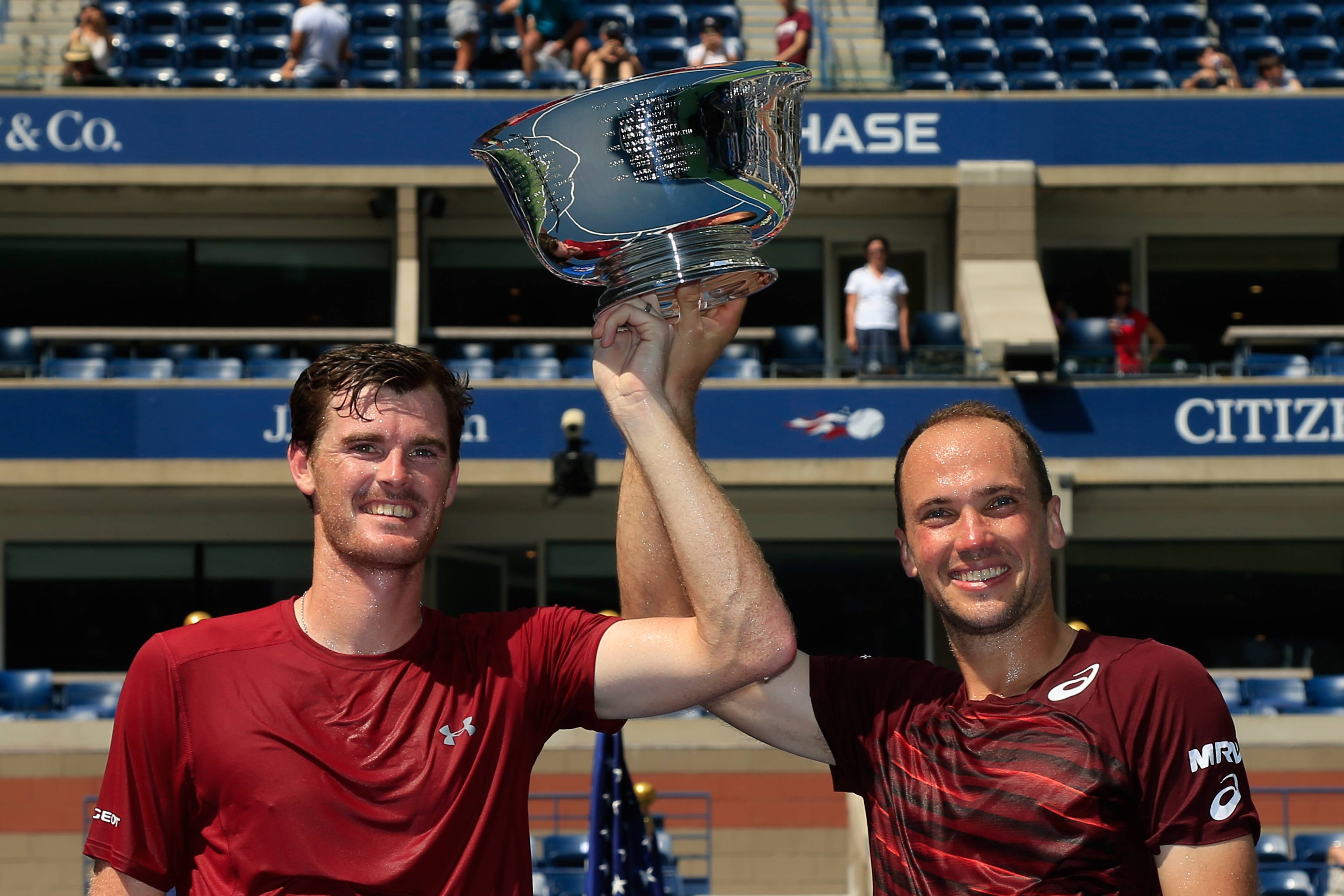 Jamie Murray and Bruno Soares lifting the 2016 US Open trophy