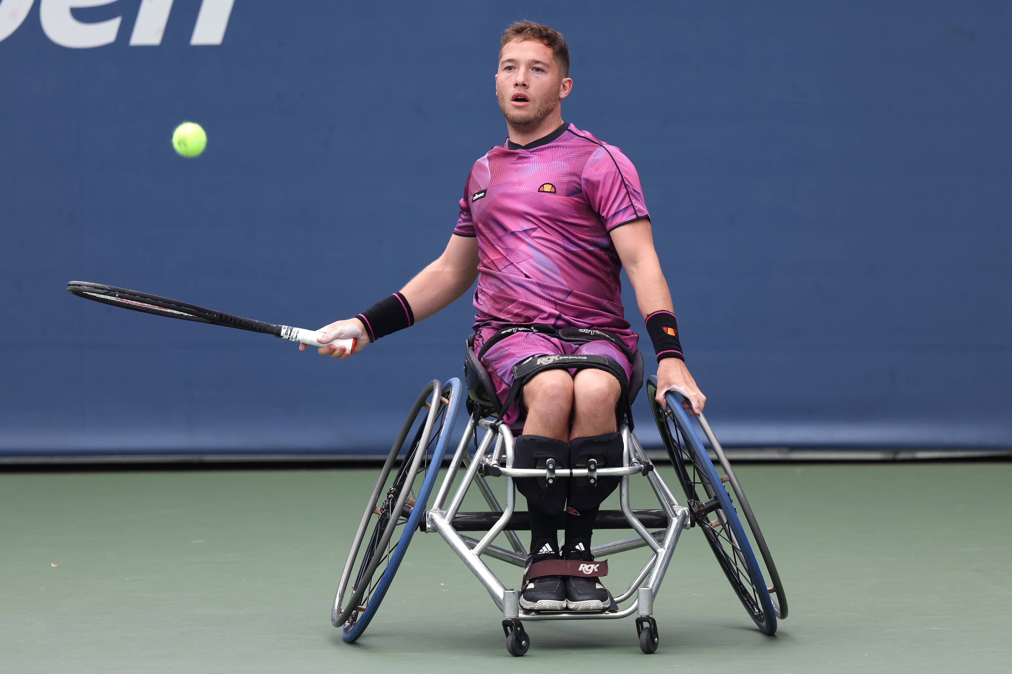 Alfie Hewett lines up a forehand at the 2022 US Open