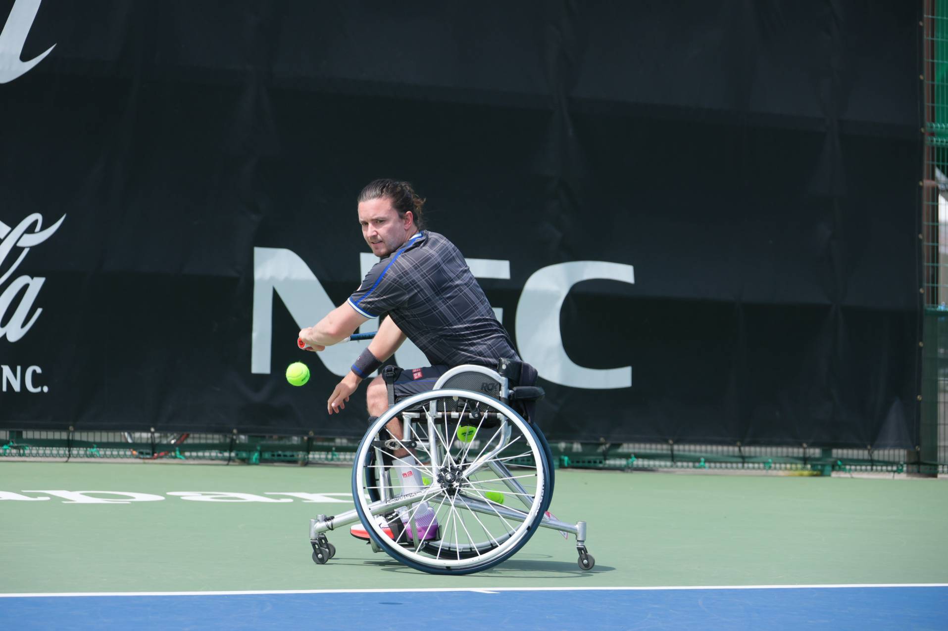 Gordon Reid hits a backhand at the 2023 Japan Open