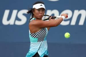 Mingge Xu hits a backhand at the US Open