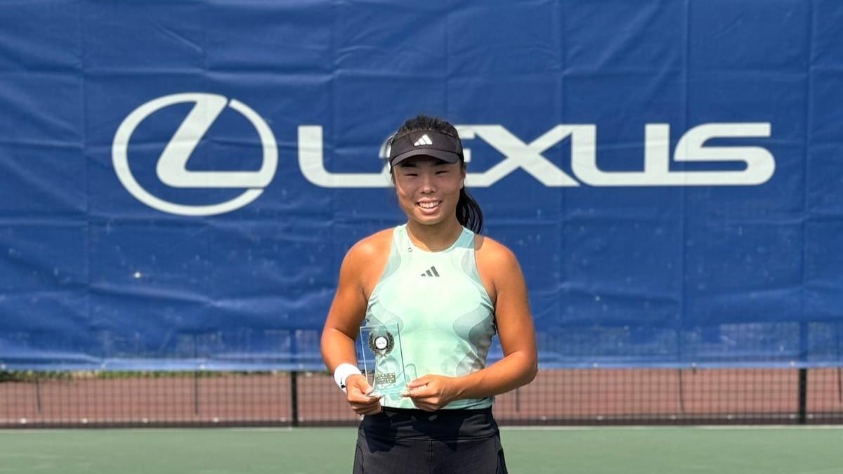 Mimi Xu holding her first professional singles title at the W35 Aldershot