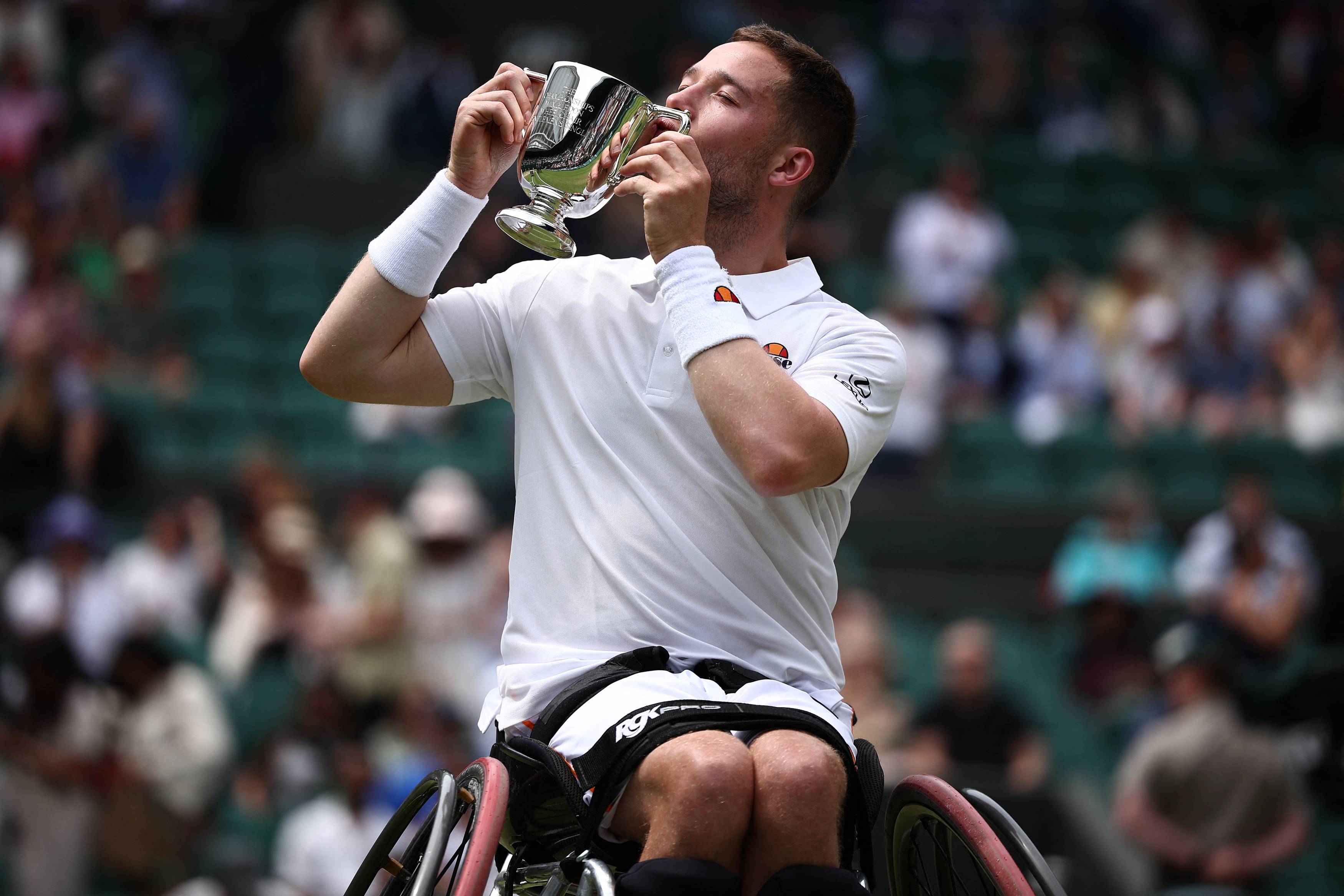 2024-Alfie-Hewett-Wimbledon-final-trophy-kiss.jpg