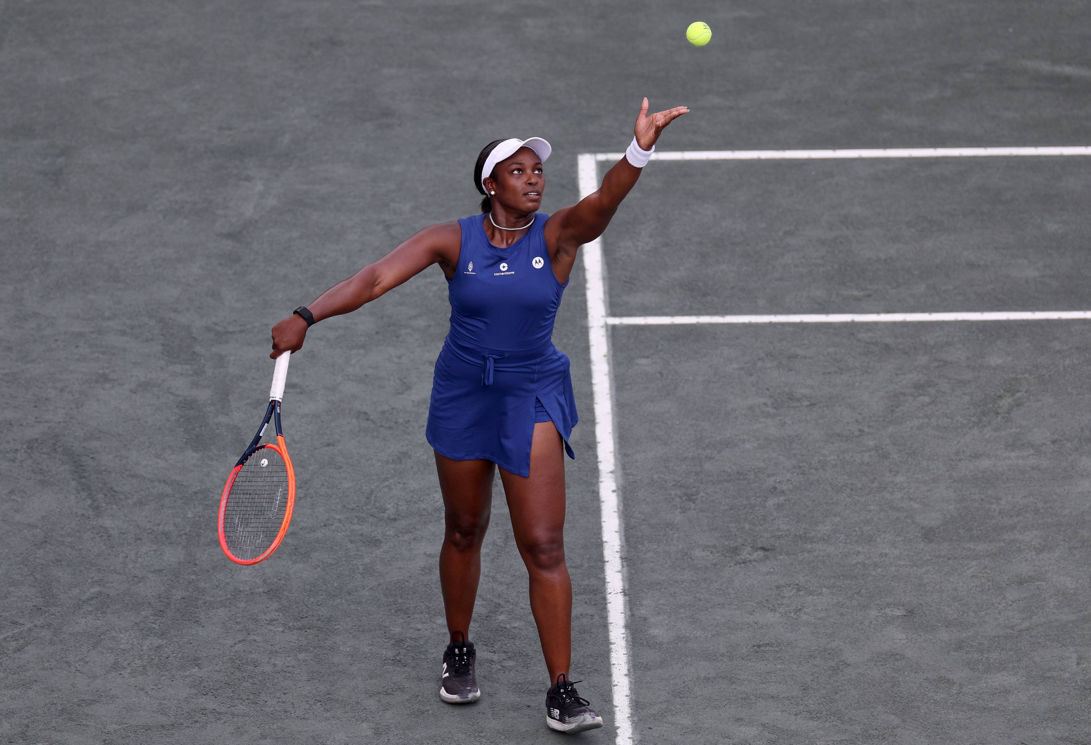 Sloane Stephens lines up a serve at the Charleston Open