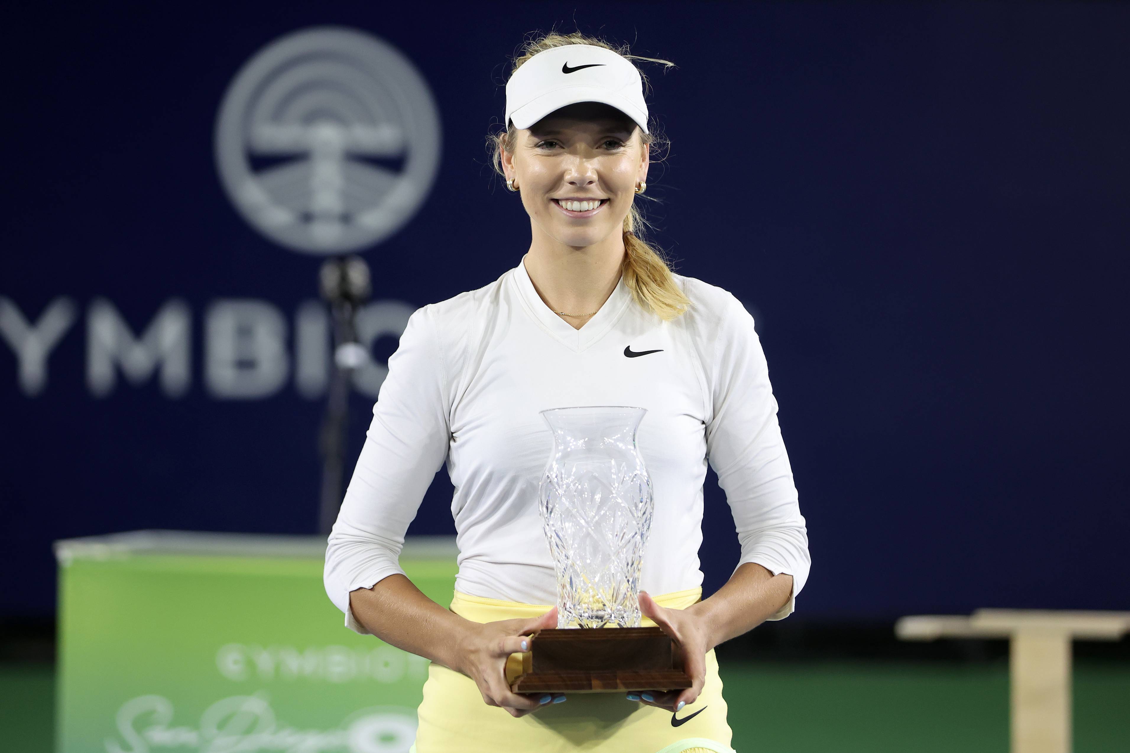 Katie Boulter holding the San Diego Open title 