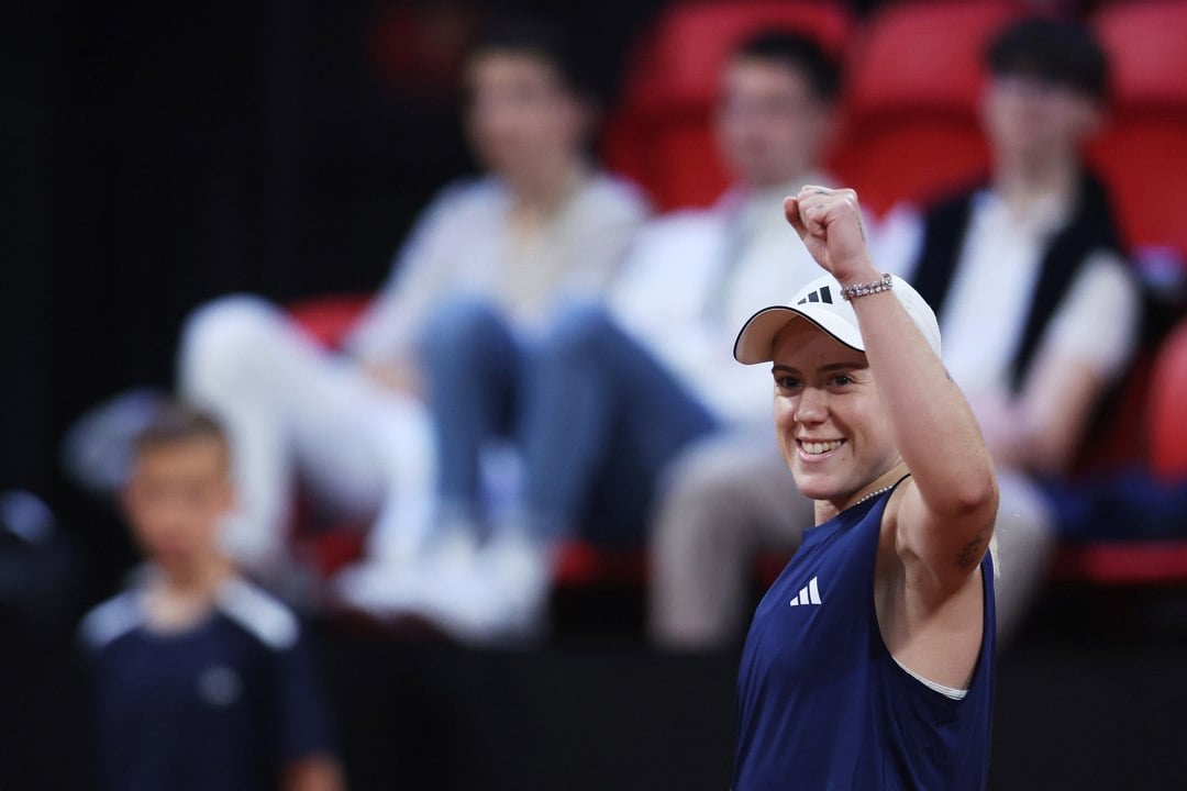 Sonay Kartal raising her arm up in the air and smiling after winning her first match at the Billie Jean King Cup