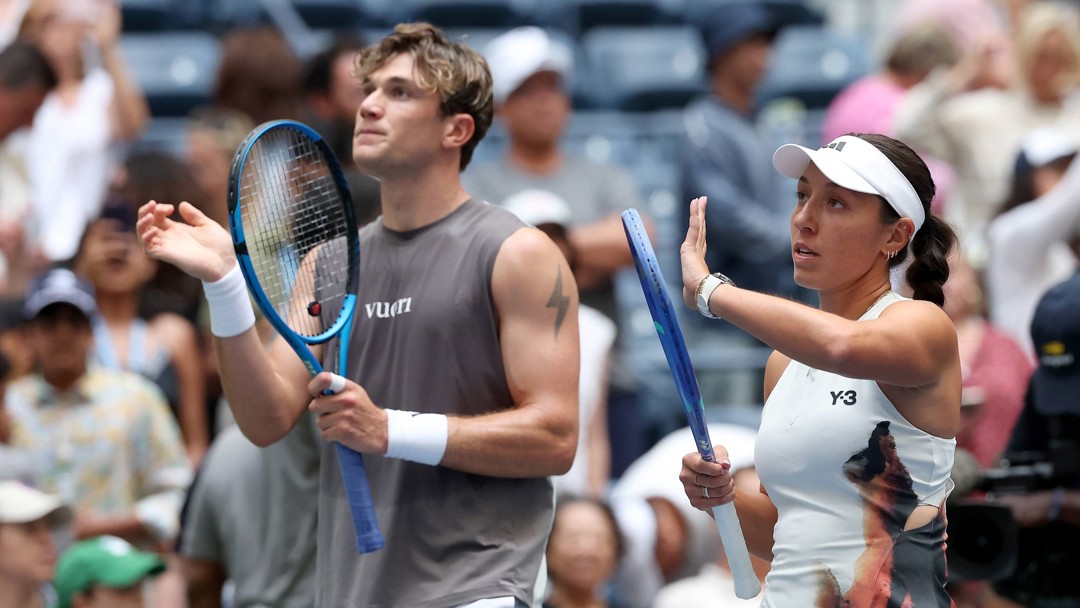 Jack Draper and Jessica Pegula clapping the crowd during the US Open mixed doubles