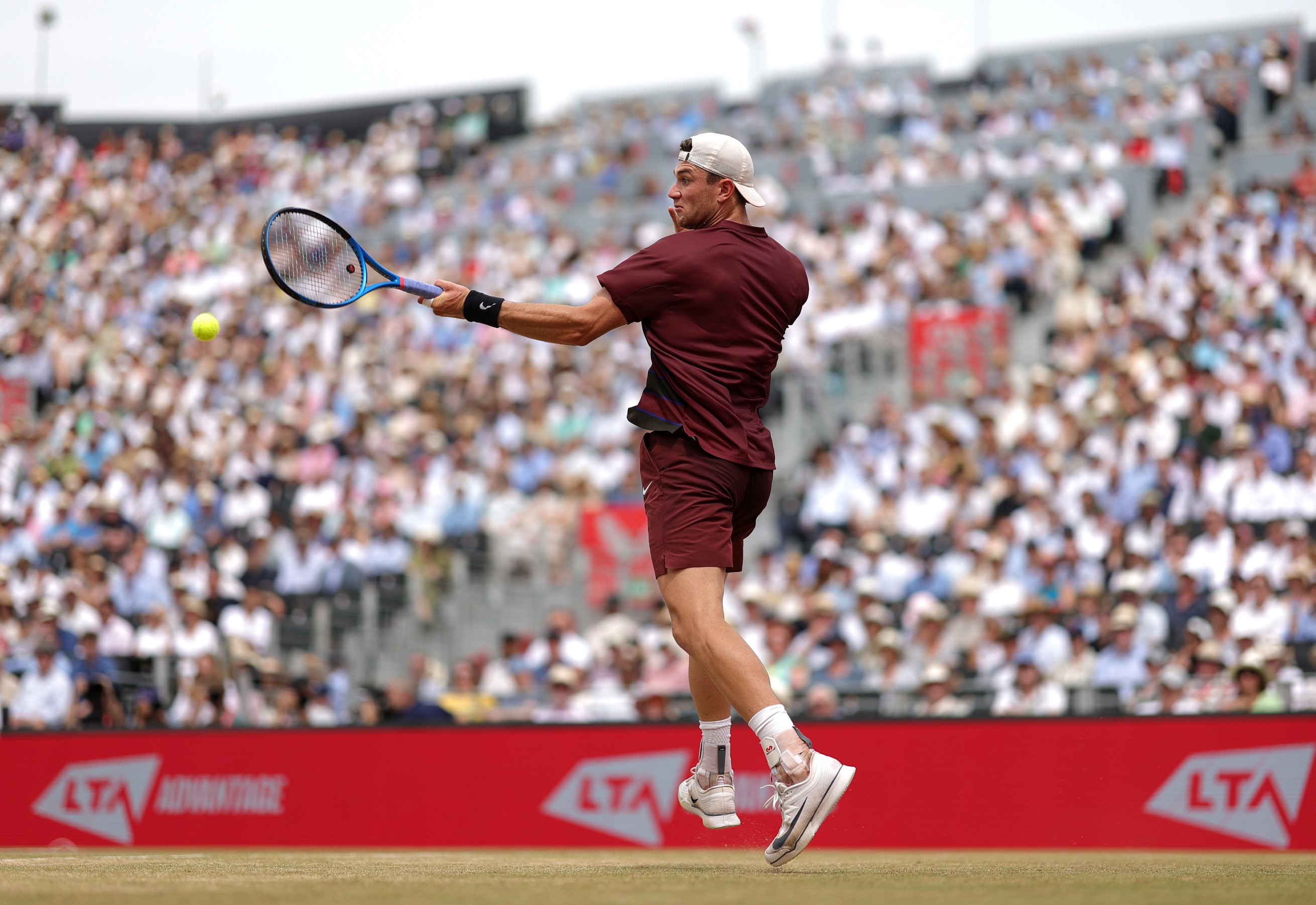 Jack Draper hitting a forehand in front of the packed out crowd at the HSBC Championships