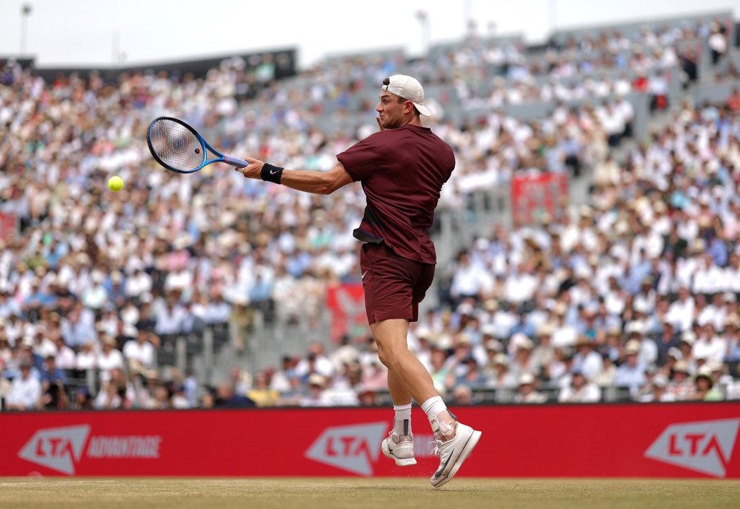 Jack Draper hitting a forehand in front of the packed out crowd at the HSBC Championships