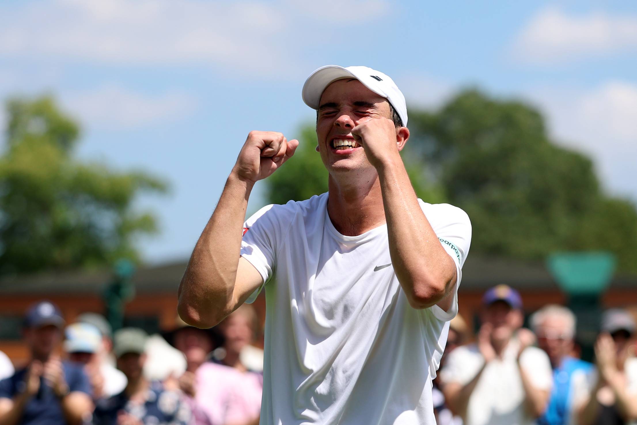 2025-Oliver-Tarvet-Wimbledon-R1-celebration.jpg