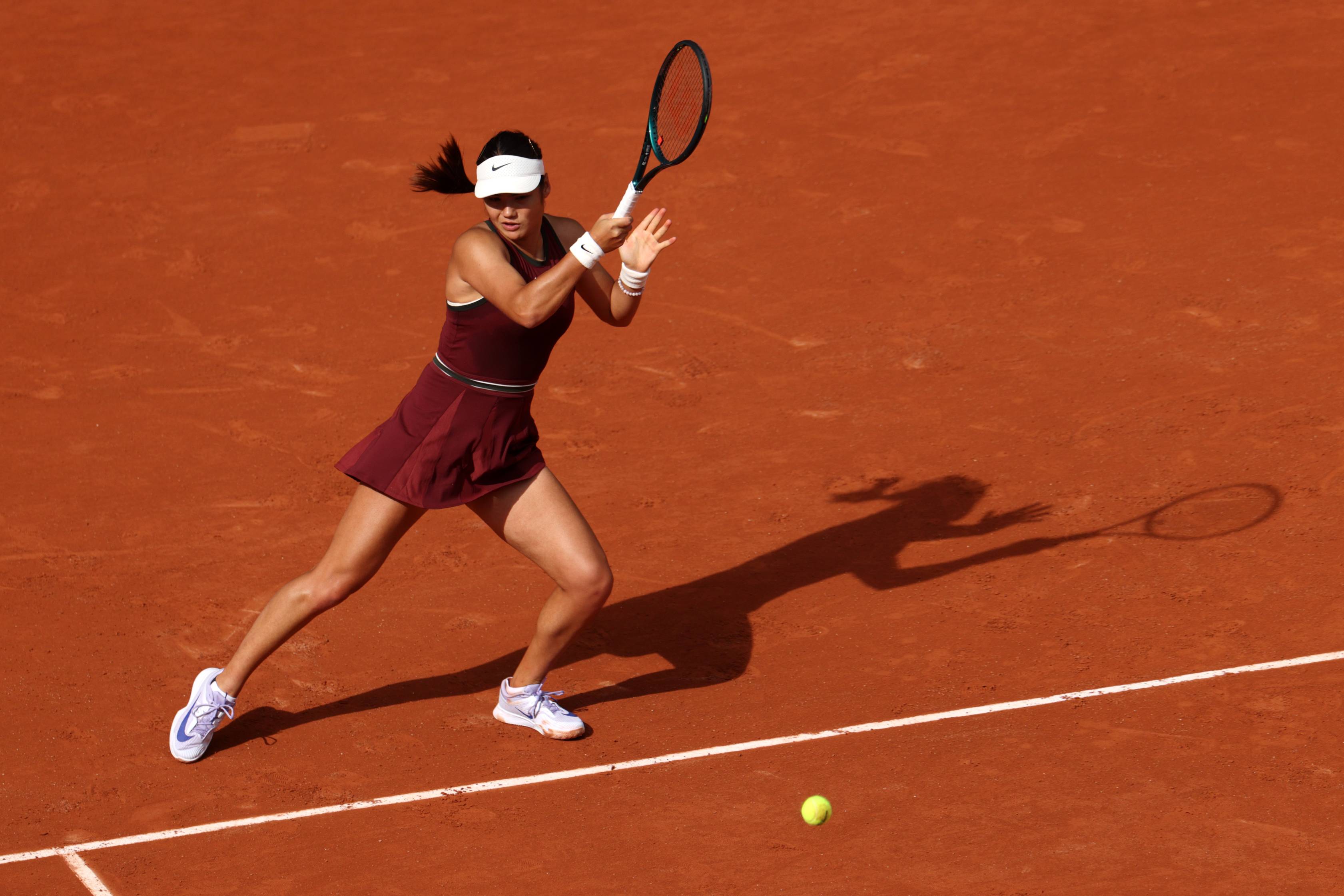 2025-Emma-Raducanu-Roland-Garros-R2-action.jpg