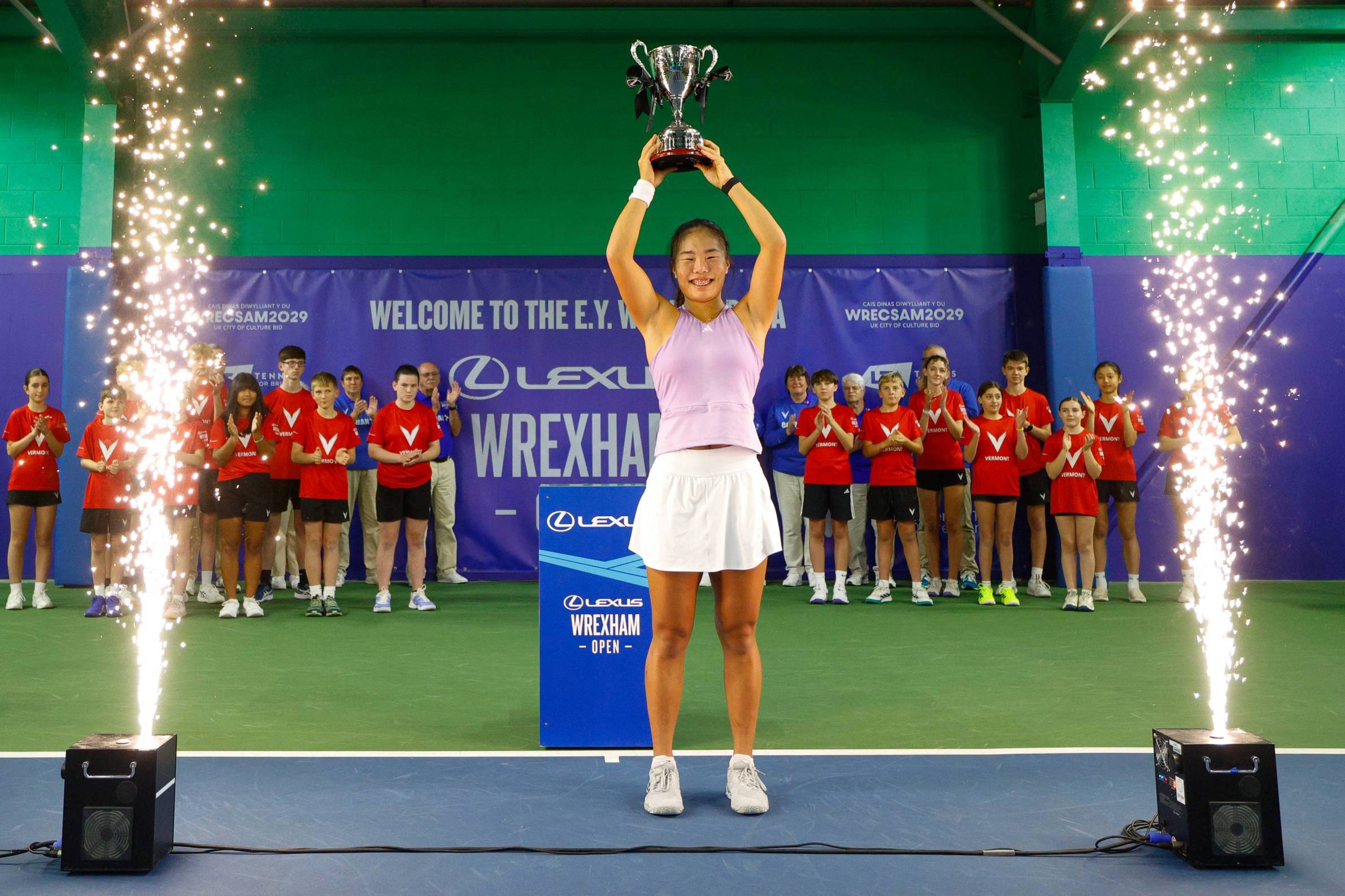 Mimi Xu raises the women's singles Lexus Wrexhamn Open title