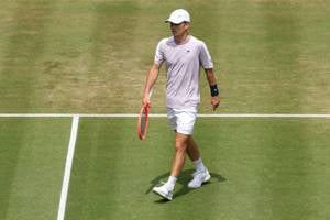 Harry Wendelken stood on court while holding his tennis racket at the HSBC Championships 