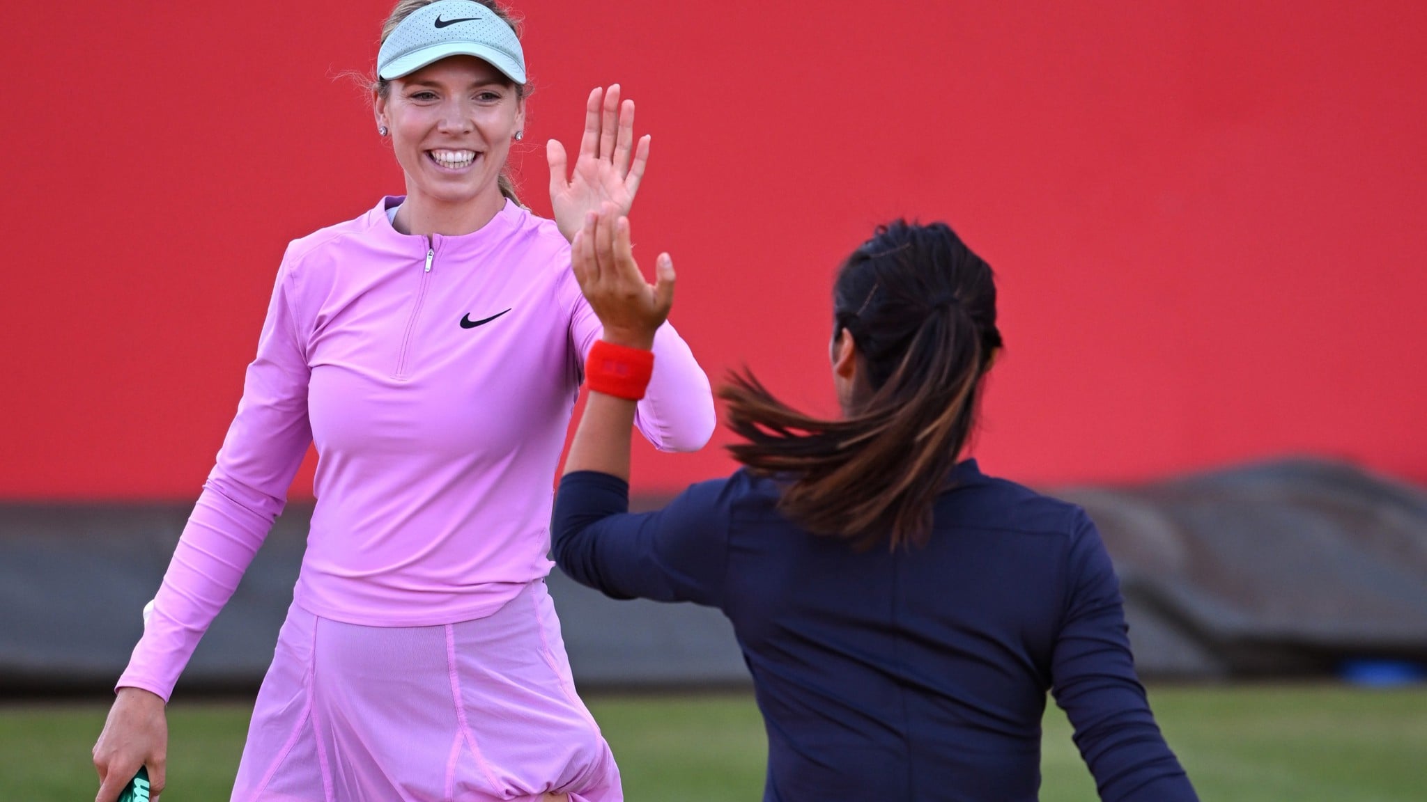 Emma Raducanu & Katie Boulter take on the naughts & crosses challenge at Queen's