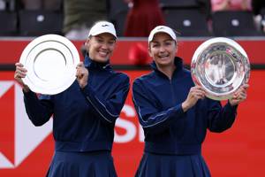 Olivia Nicholls and Tereza Mihalikova smiling while holding their trophies at the HSBC Championships