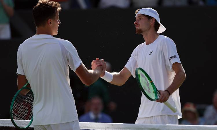 Wimbledon 2026: Toby Samuel denied upset over Jakub Mensik in fifth-set tie-break